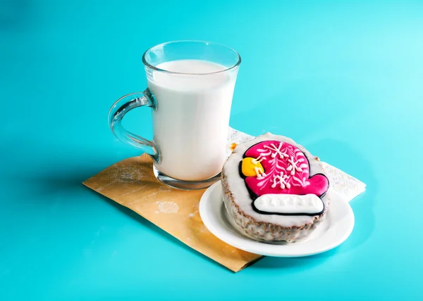 Leche en vidrio transparente y pastel de Navidad en un plato blanco . — Foto de Stock