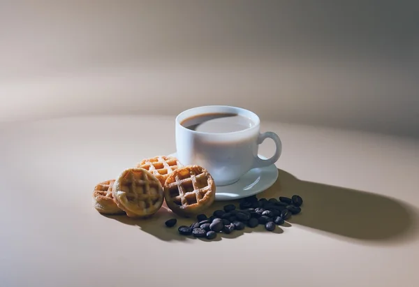 Šálek kávy s mlékem a měkké vafle. — Stock fotografie