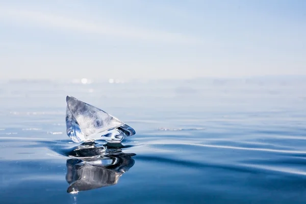 Pedaço transparente de gelo Lago Baikal. gelo azul . — Fotografia de Stock