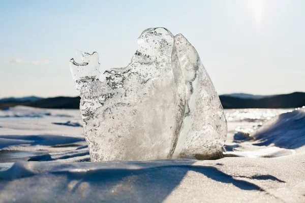 Pedaço de gelo transparente na superfície do lago . — Fotografia de Stock