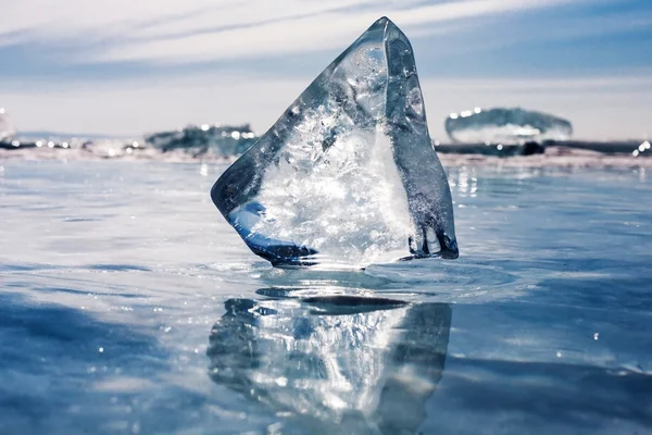 Um grande pedaço de gelo na superfície do transparente congelado Lago B — Fotografia de Stock