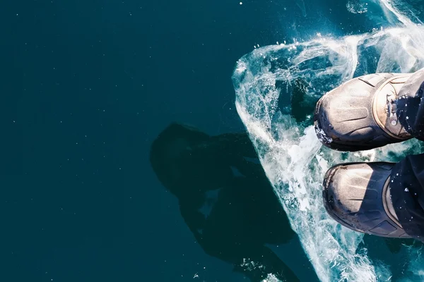 Pierna humana en el hielo. botas en el hielo . —  Fotos de Stock