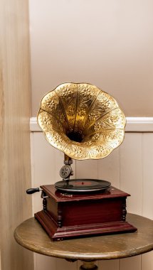 Retro eski gramofon boynuz hoparlör ile