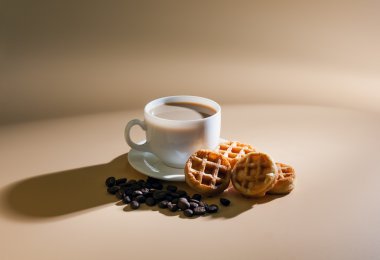 bir fincan kahve süt ve yumuşak waffle. bej renkli arka plan. COFF