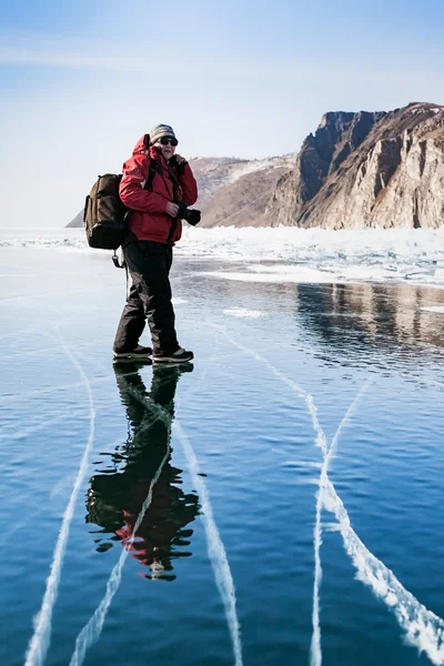 Transparante ijs en heldere blauwe hemel op het Baikalmeer. Fotograaf — Stockfoto