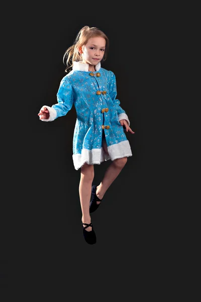 Kleines Mädchen, das in die Luft springt. im blauen Kleid. — Stockfoto