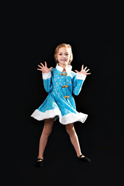 Kleines Mädchen 5-7 Jahre, isoliert auf grauem Hintergrund im blu — Stockfoto