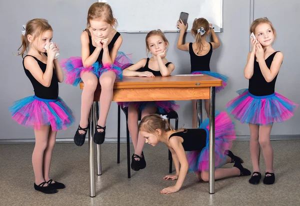 Ein Kind, ein kleines Mädchen in einem Tutu spielt. eine Collage von Fotos von t — Stockfoto