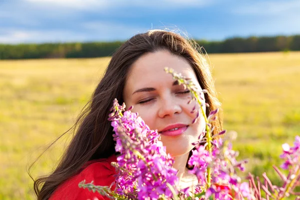 Portrait d'une fille dans un champ de fleurs. Bouquet d'herbes de saule . — Photo