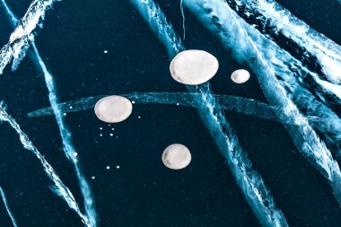 Deniz Baykal donmuş saydam yüzeyinde buz. 