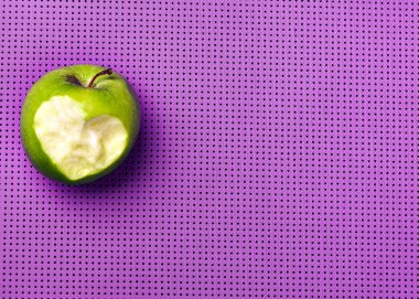 Pembe yoga mat yeşil elma. Fitness zevk ile. Aşk bir