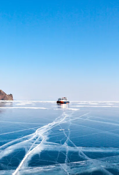 Vervoer op ijs. Hovercraft. Ijs op het Baikalmeer. — Stockfoto