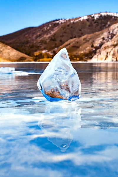 Ijs op het Baikalmeer. drijft. Blauw transparant ijs — Stockfoto