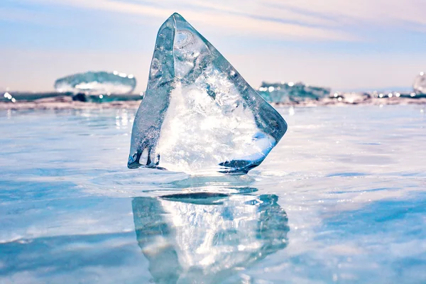 Un grande pezzo di ghiaccio sul lago Baikal . — Foto Stock