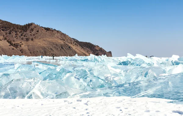 Grietas y hielo azul hielo en la superficie del lago Baikal —  Fotos de Stock