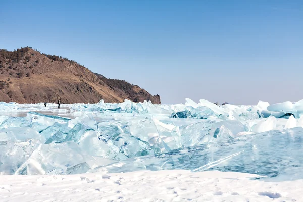 Grietas y hielo azul hielo en la superficie del lago Baikal, Siberia —  Fotos de Stock