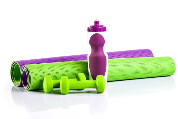 Yoga mat într-o rolă. Antrenamente mat. Două gantere verzi . — Fotografie, imagine de stoc