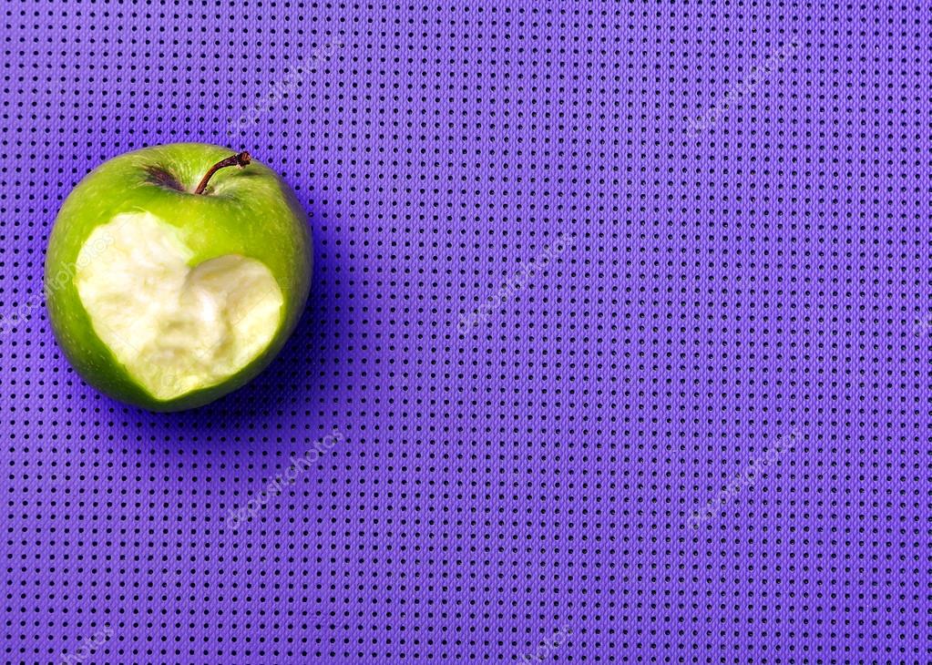 Green apple on a purple yoga mat. Apple lunch. Diet. I am losing weight. Lose weight.  I love fitness. Love to a healthy lifestyle. Proper nutrition. Healthy heart.