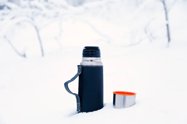 A thermos of hot tea in the forest, in the open air — Stock Photo, Image