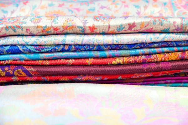 Tessuti colorati tradizionali nel mercato indiano. Tipi . — Foto Stock
