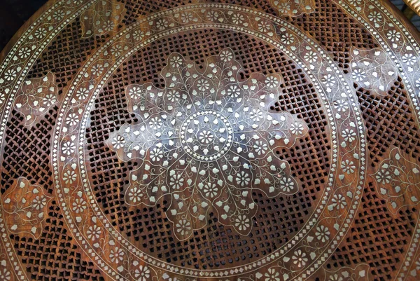 Tabella dell'India. Legno di palissandro, intagliato, ottone intarsiato . — Foto Stock