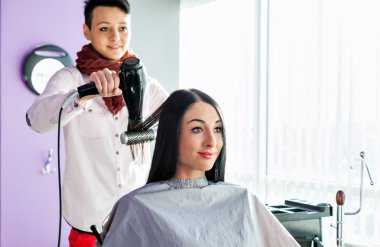 Güzellik Salonu. Spa. Kuaför şekillendirme yapar