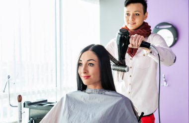 Spa. Güzellik Salonu. Kuaför şekillendirme yapar