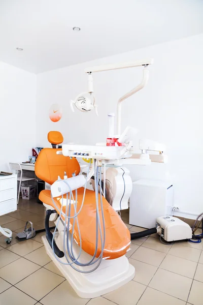 Az elnök a fogászati klinikán. Narancssárga szék. — Stock Fotó