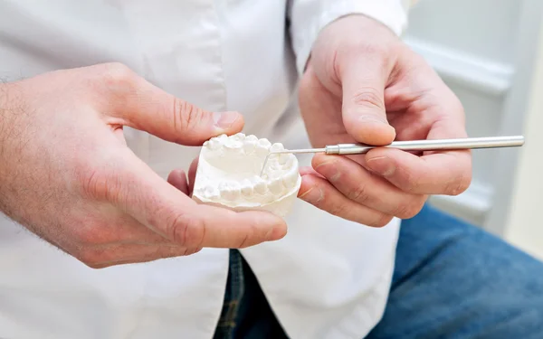 Herramienta en manos de un médico. Dentista . — Foto de Stock