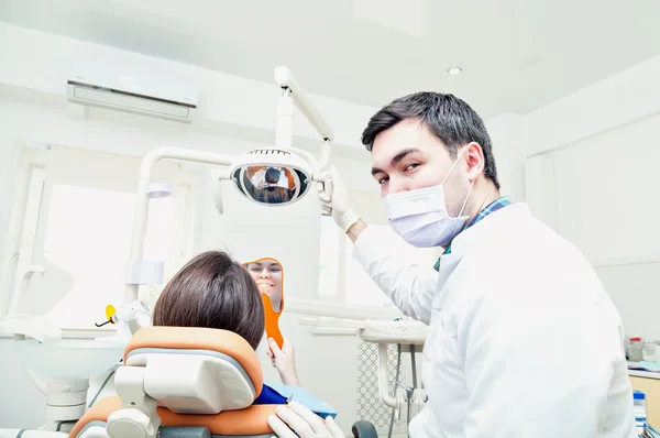 A kezelés fogászati klinikán. mosolygó ügyfél — Stock Fotó