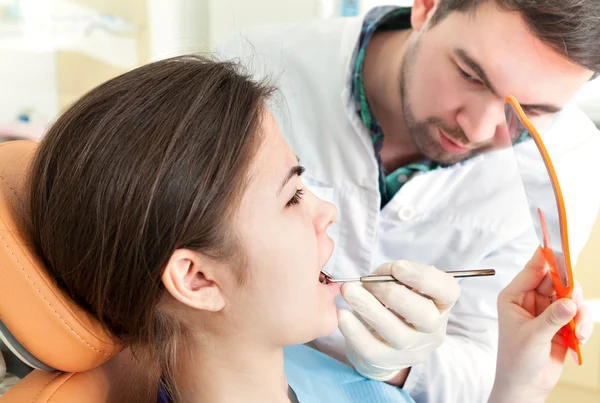 A menina na recepção na cadeira de dentistas .. — Fotografia de Stock