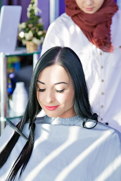 Couper les cheveux chez le coiffeur. salon de beauté. Spa . — Photo