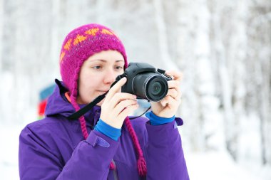 Kar bir arka plan üzerinde kamera ile kız.