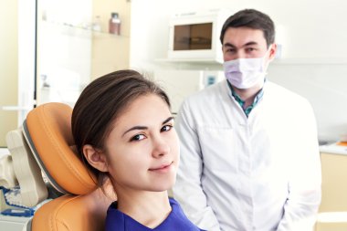 bir diş Kliniği, dişçi... Gülümseyen kız