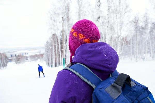 Ski slope. A man with a backpack — Stock Photo, Image