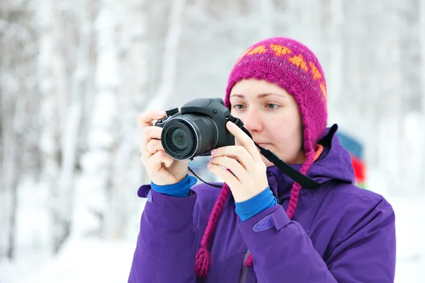 Girl photographer on nature in winter — Stock Photo, Image