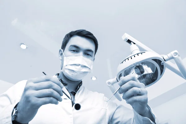 Fogorvos vizsgálata a betegek fogai a fogorvos szék — Stock Fotó
