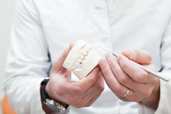 Examinar los dientes de los pacientes en la silla del dentista — Foto de Stock