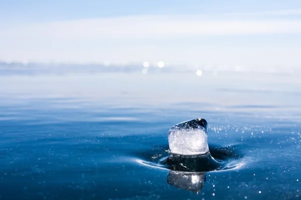 A superfície do lago. Gelo azul close-up . — Fotografia de Stock