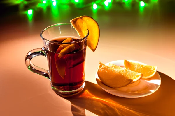 Tasse rouge de vin chaud chaud chaud avec des tranches d'orange . — Photo