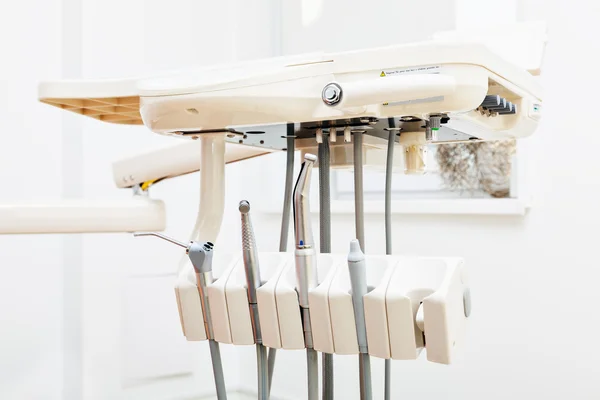 Стоматологическое оборудование в кабинете стоматолога — стоковое фото