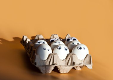 yumurta karton bir kap içinde yanlış gözlü