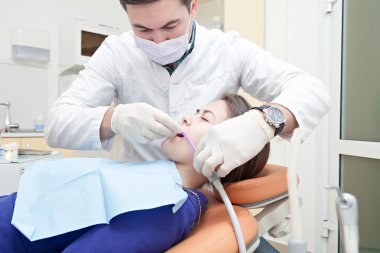 Diş hekimliği bürosundaki sağlıklı diş sağlığı hastası. Diş bakımı önleme..