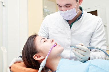 Diş hekimliği bürosundaki sağlıklı diş sağlığı hastası. Diş bakımı önleme..