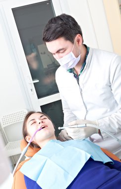 Diş hekimliği bürosundaki sağlıklı diş sağlığı hastası. Diş bakımı önleme..