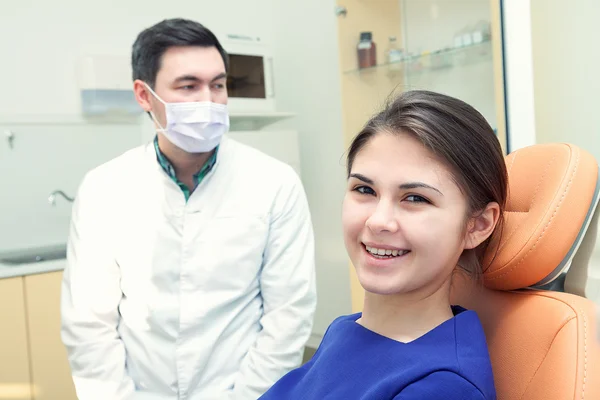 Fiatal női beteg látogató fogászat fogfehérítés — Stock Fotó
