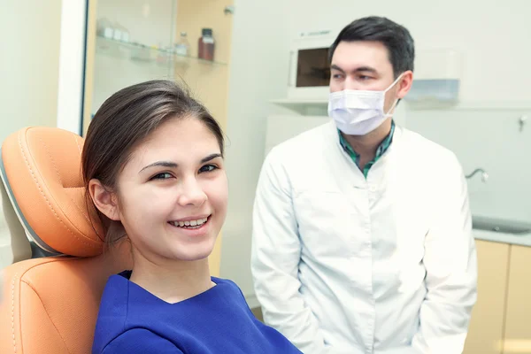Boldog női beteg látogató fogászat fogfehérítés — Stock Fotó