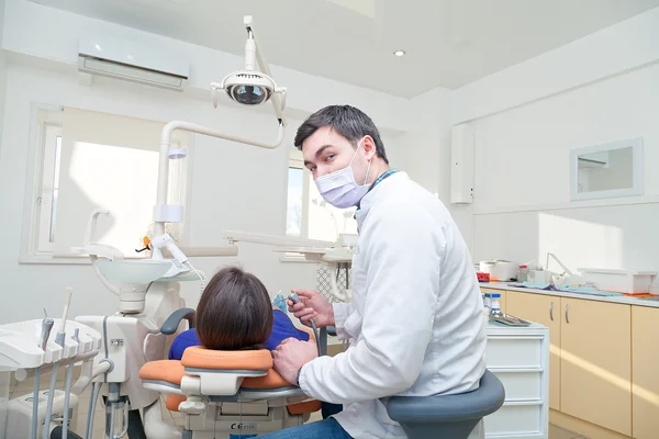 Egészséges fogbeteg a fogorvosi rendelőben fogszuvasodás megelőzése — Stock Fotó