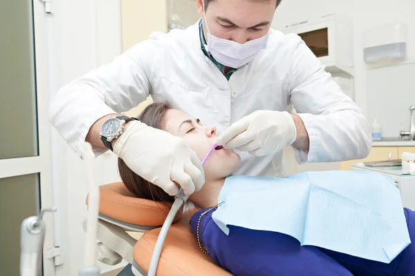 Paciente sano de los dientes en el consultorio del dentista prevención de caries dental. — Foto de Stock