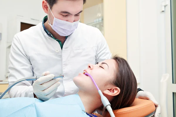 Paciente sano de los dientes en el consultorio del dentista prevención de caries dental. — Foto de Stock